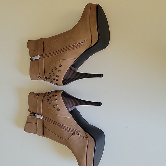 NWOT - LUICHINY w/so much detail Bootie - Picture 3 of 11